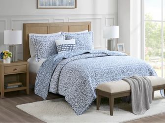 Harmony 4-Piece Queen Oversized Reversible Matelasse Quilt Set with Throw Pillow