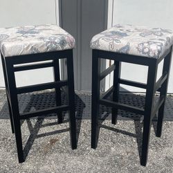 Set Of 2 Bar Stools With Memory Foam Seats