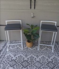 Brand new stackable Fuji barstools z17
