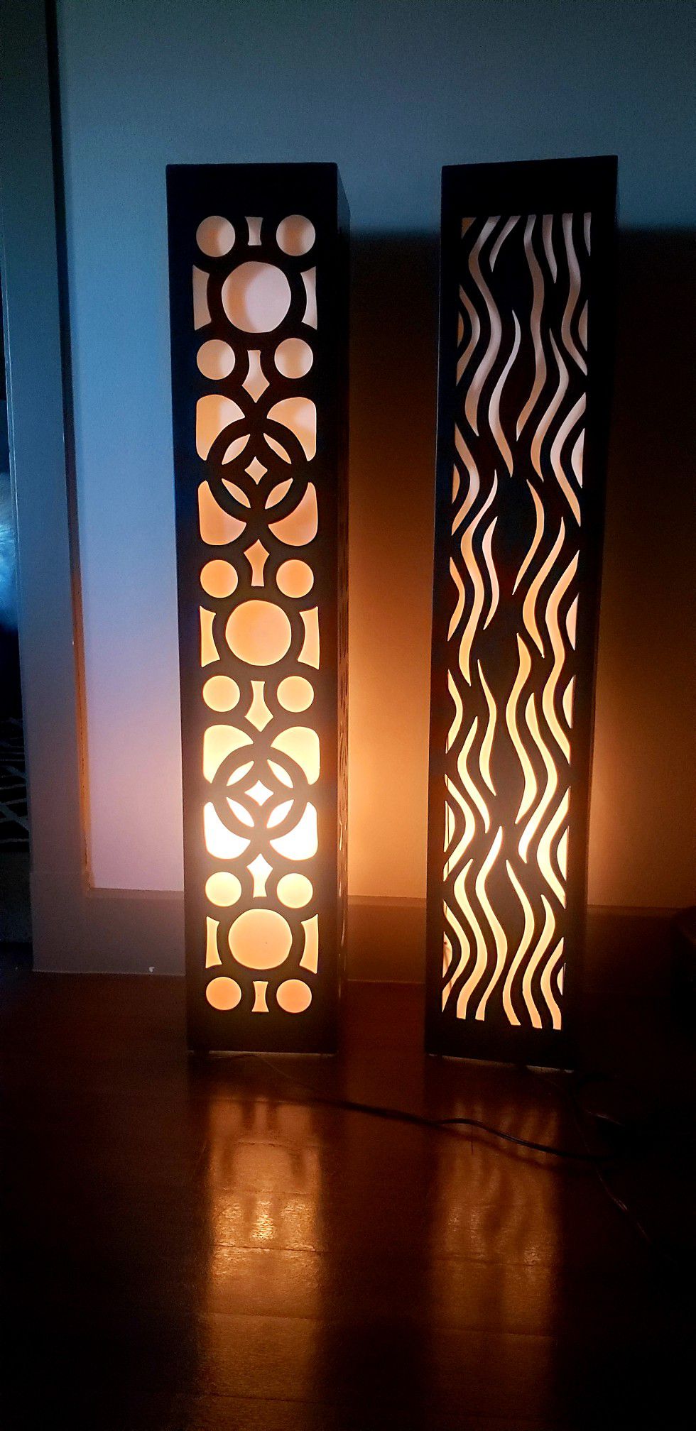 A set of 2 floor lamps ( about 4ft tall)