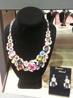 Really beautiful and antique necklace set