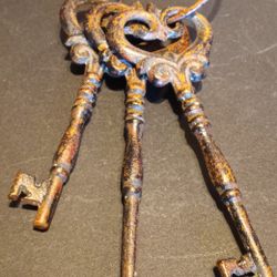 Vintage style cast iron ornamental keys