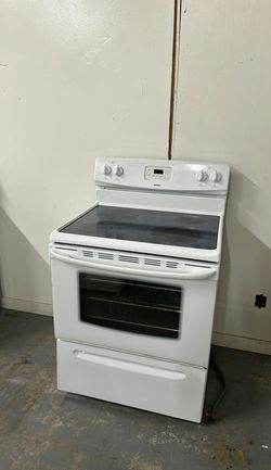 White Electric Stove in Good Condition with Glass Top