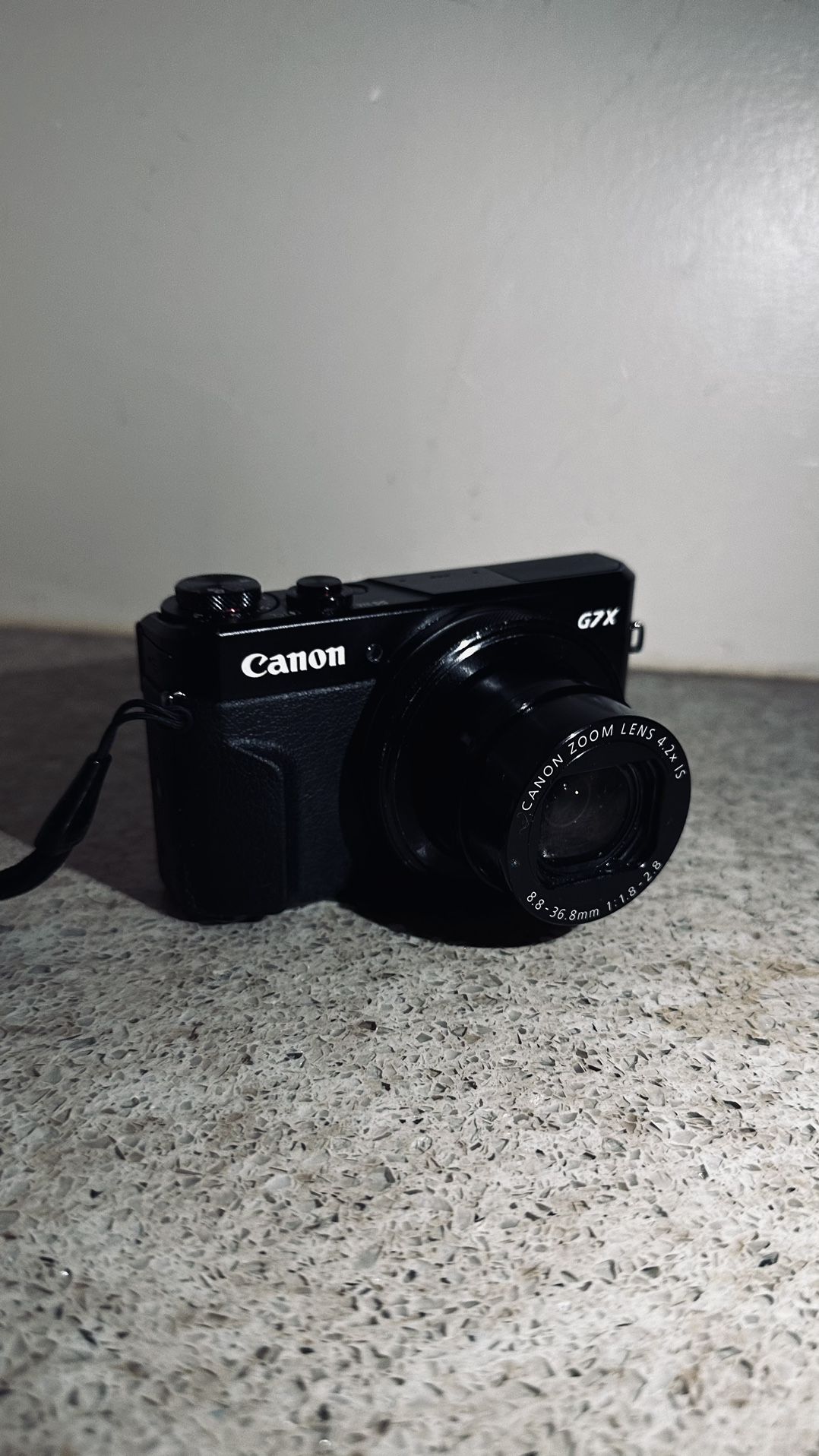 Canon G7X Mark II - Compact Powerhouse with Stunning Image Quality + 32GB SD Card