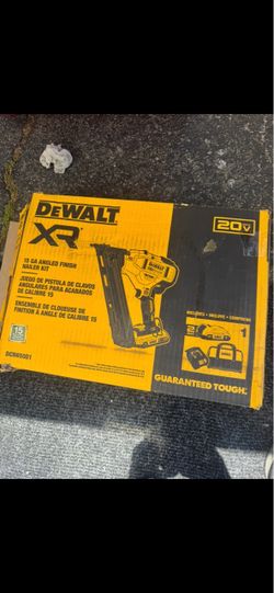 DEWALT 20V MAX XR 16-Gauge Electric Cordless Angled Finishing Nailer Kit