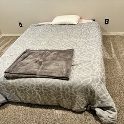 Queen Air Mattress Built In Electric Pump/ Bedding Included 