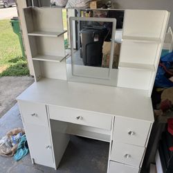 Make Up Vanity Almost New