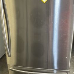 HISENSE HBMSS 17.1-cu ft Counter-depth Bottom-Freezer Refrigerator