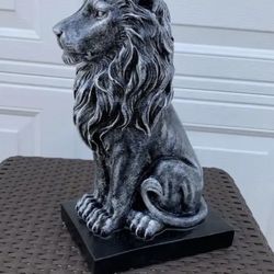Crowned lion statue