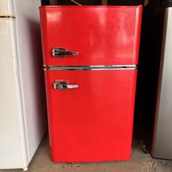 Insignia retro Mini Fridge With Freezer 