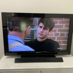 Sony Bravia 32” LCD, High Definition TV with antenna. Picture is from antenna.