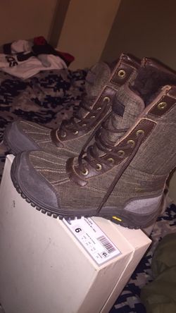 Size 6 females uggs