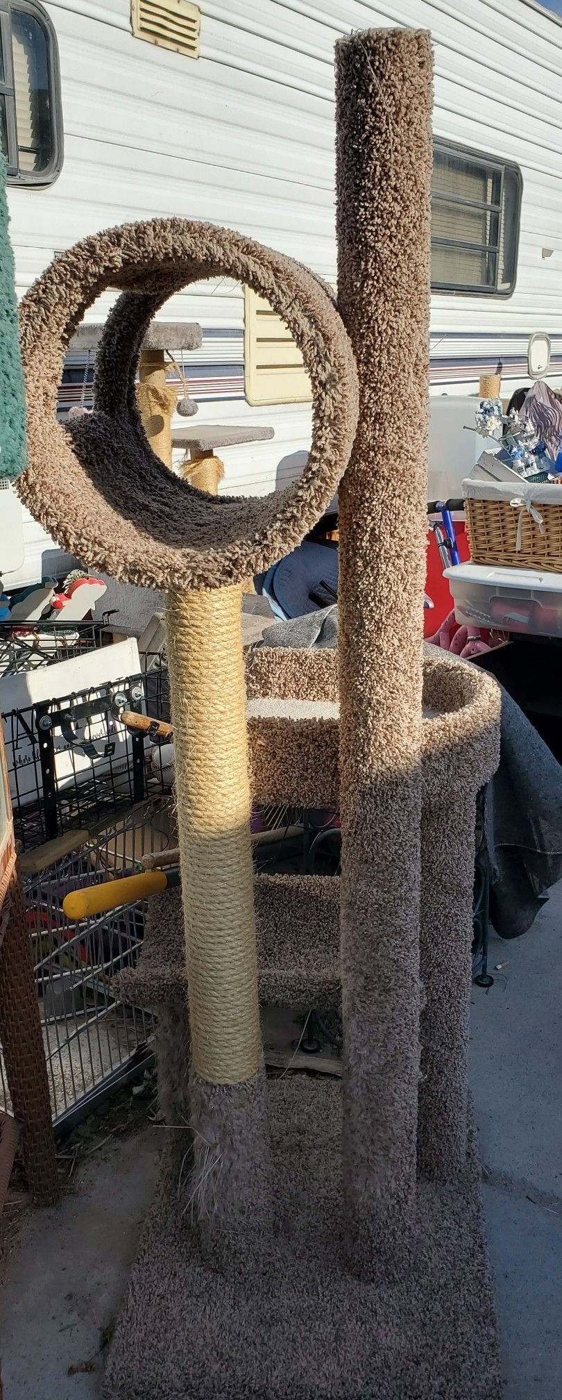 VERY LARGE CAT SCRATCHING TOWER PLAY CENTER 56" TALL