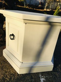 Corner table w storage