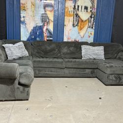 Green Sectional Couch - Free Delivery 🚚 