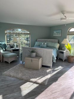FANTASTIC BUY !! Beautiful fluted wood Queen Sleigh Bed 6 piece