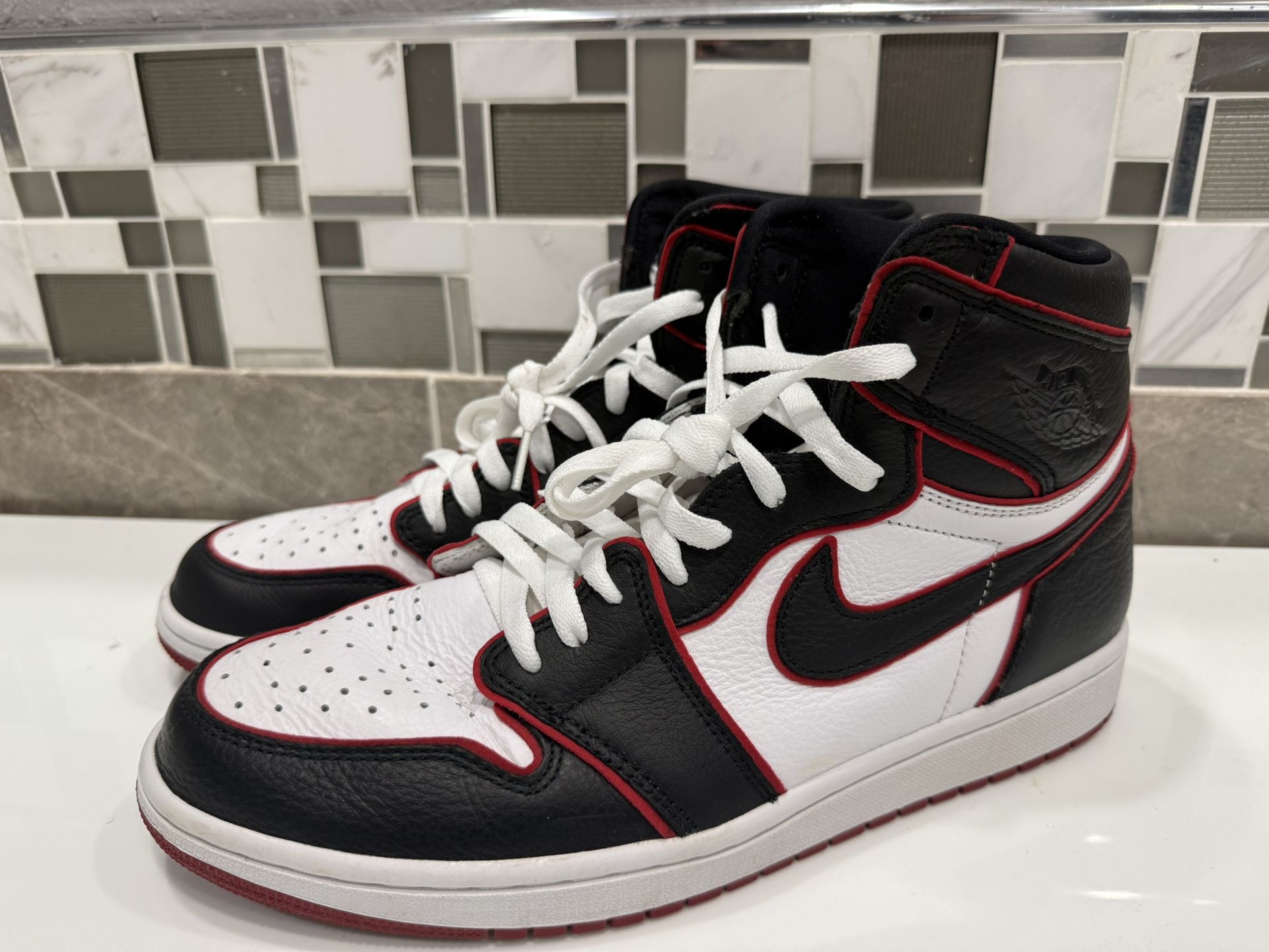 Jordan 1 High OG Bloodline 