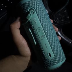 Bocina JBL Muy Bonita Solo La Use Como 3 Beses Me La Regalaron Para Mi Cumpleaños Solo La Vendo Porque No La USO Esta En Muy Buenas Condiciones 