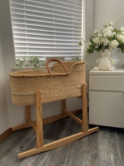 Moses basket with rocking stand 