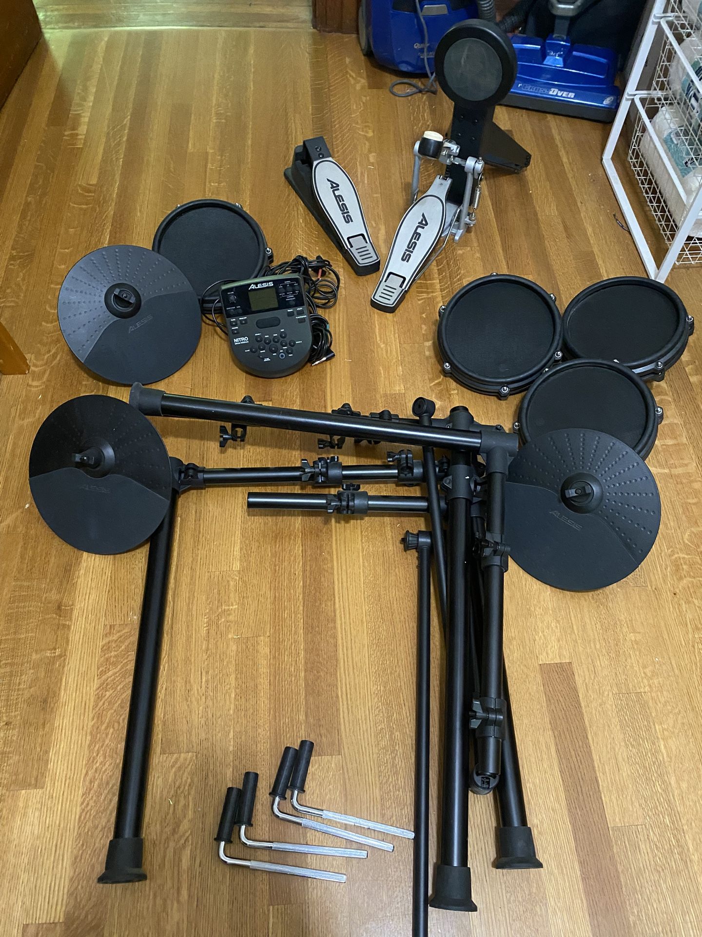 Alesis Nitro Mesh 8-Piece Electronic Drum Set – Like New + Free Drum Stool!