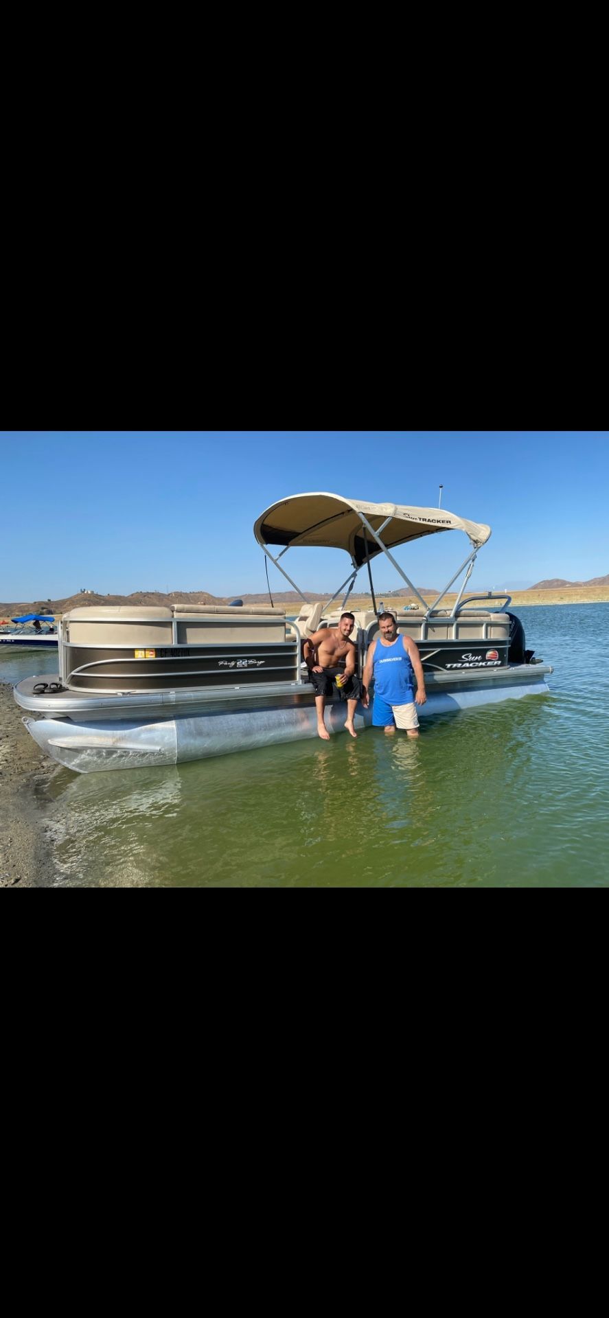2019 Sun Tracker 22’ DLX Party Barge 22’