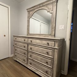 Dresser With Mirror 