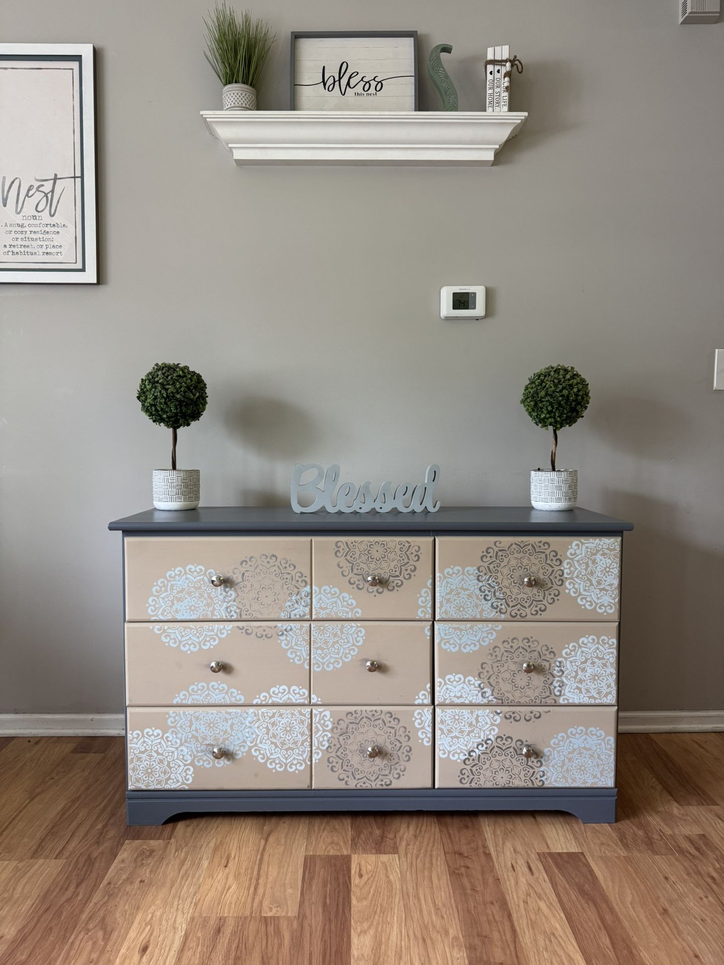 ✨Beautiful Solid Dresser✨