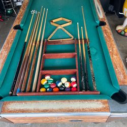 Bar pool table