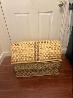 Decorative wicker trunk