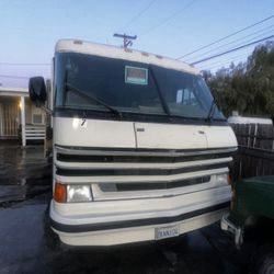 1987 Aluminalite White and beige Motorhome