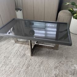 Grey coffee table /  Mesa de centro gris 48”x26”x20”