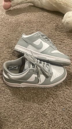 Nike dunks grey size 6 kids us size 7 in women