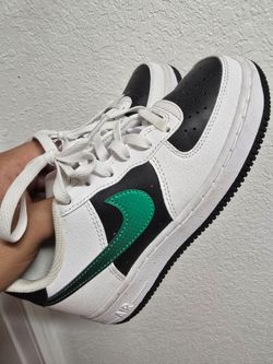 Boys NIKE size 3
