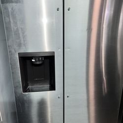 LG 36” 27 Cu Ft Standard Depth Side By Side Refrigerador In Stainless Steel.
