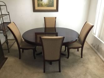 Oval or Round Dining Room Table with 4 Chairs