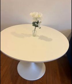 round dining table