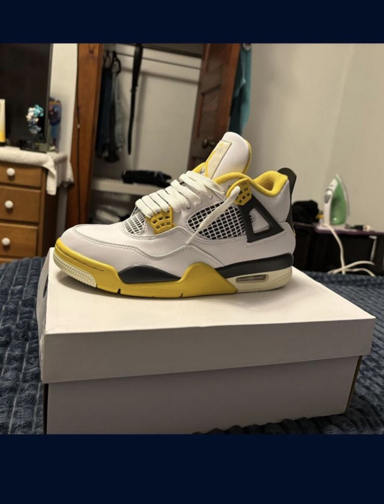 Jordan 4 Vivid Sulfur 