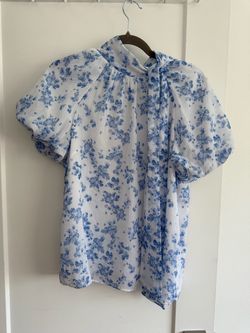 Cece Feminine and romantic blouse