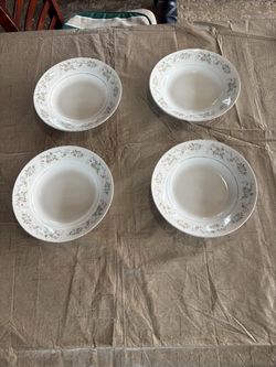 4 Glass Bowls