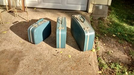 Suit cases old good condition