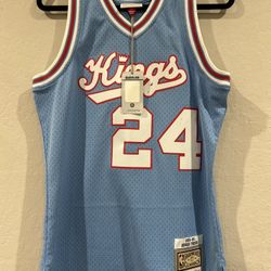 Brand New Kings Jersey Size Small 129$ New Authentic 