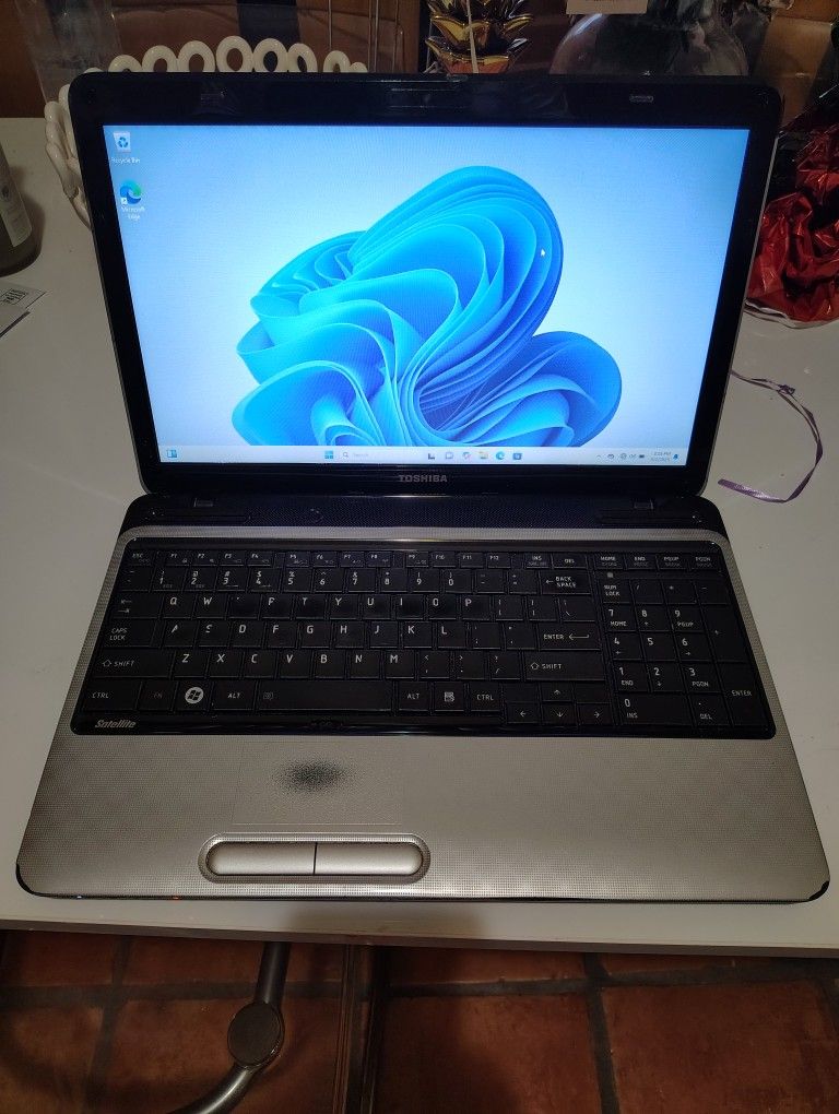 Toshiba Laptop Nice Clean Light New Windows 11 Microsoft Office Antivirus