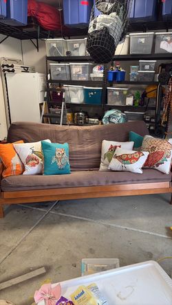 Throw pillows (7)