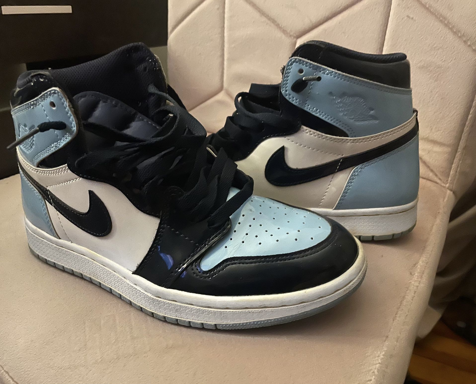Jordan’s 1 blue white and black 6.5mens 8womens