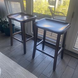 2 Counter Stools 