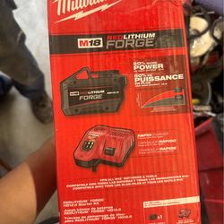 Milwaukee 12.0 Forge battery w Charger