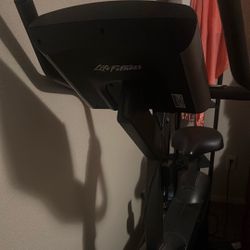 High-Quality Gym-Grade Life Fitness Club Series+ Upright Lifecycle Bike (used) – Excellent Condition