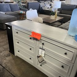 Universal Broadmoor light grey 6- drawer dresser