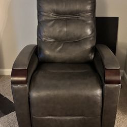 Leather Recliner Chair – Great Condition
