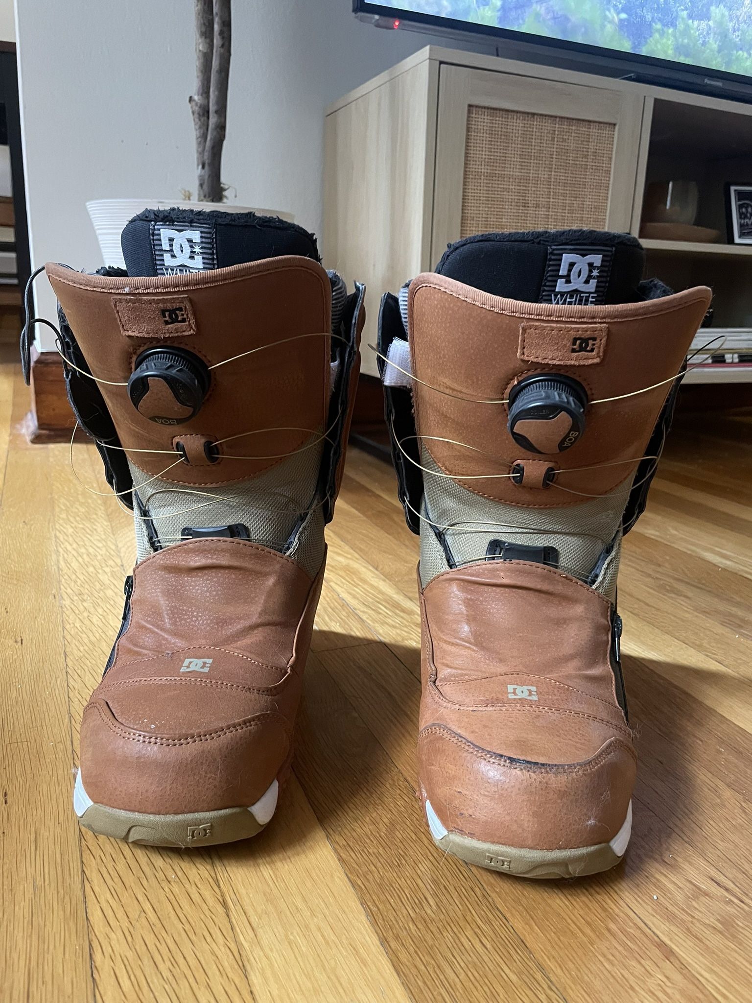 Women’s Snowboard Boots - Size 8.5 - DC Mora